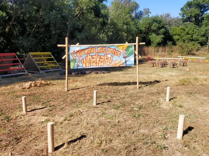 Le totem Whakata planté dans un domaine de Provence
