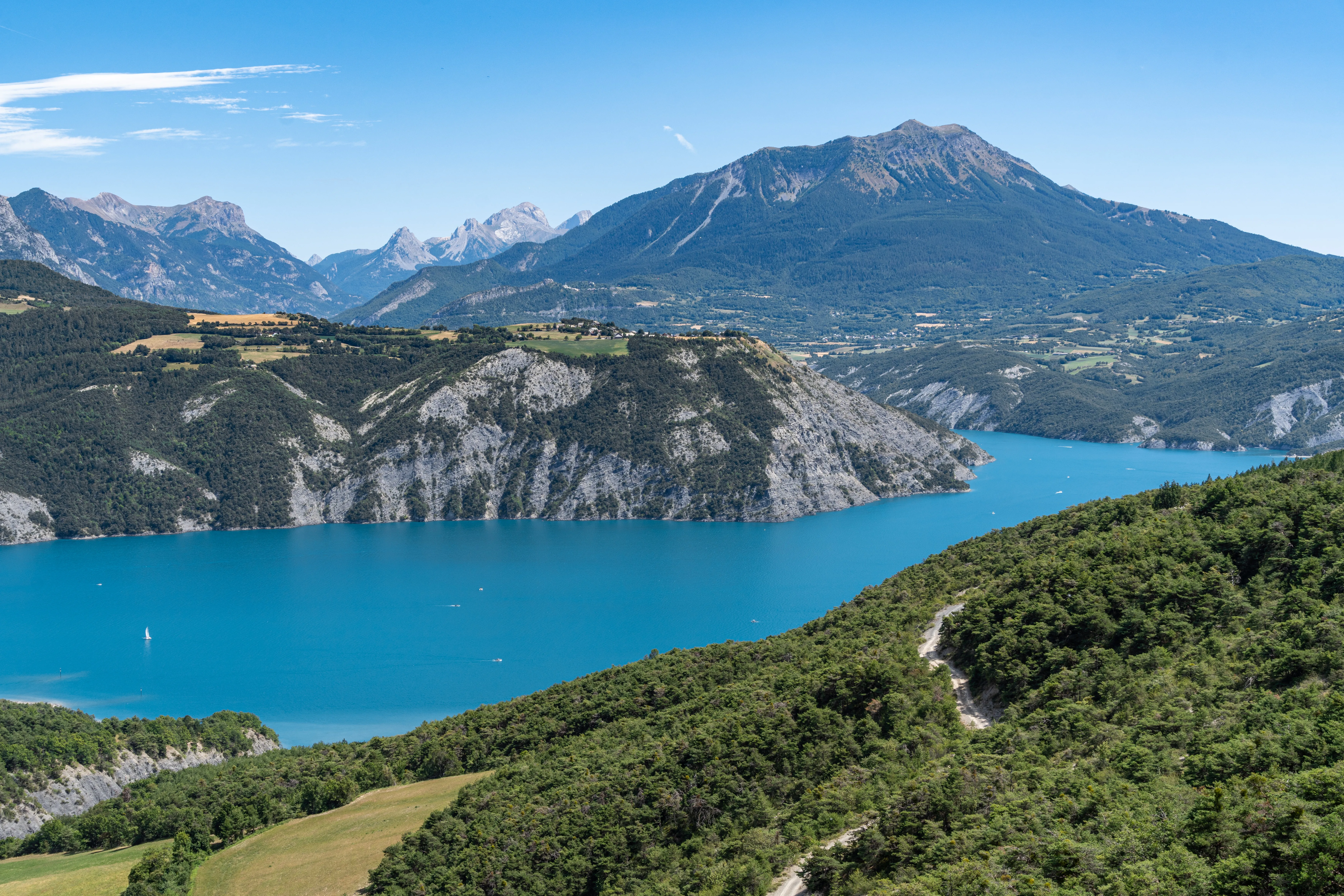 Le lac de Serre-Ponçon dans les Hautes-Alpes, près de Gap