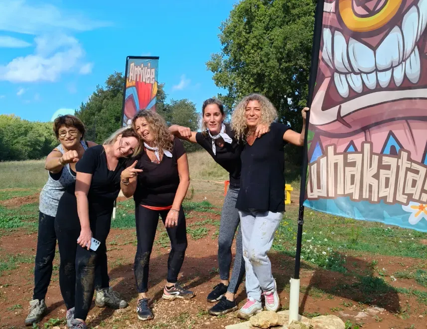 Un groupe d'amies en pleine épreuve Whakata