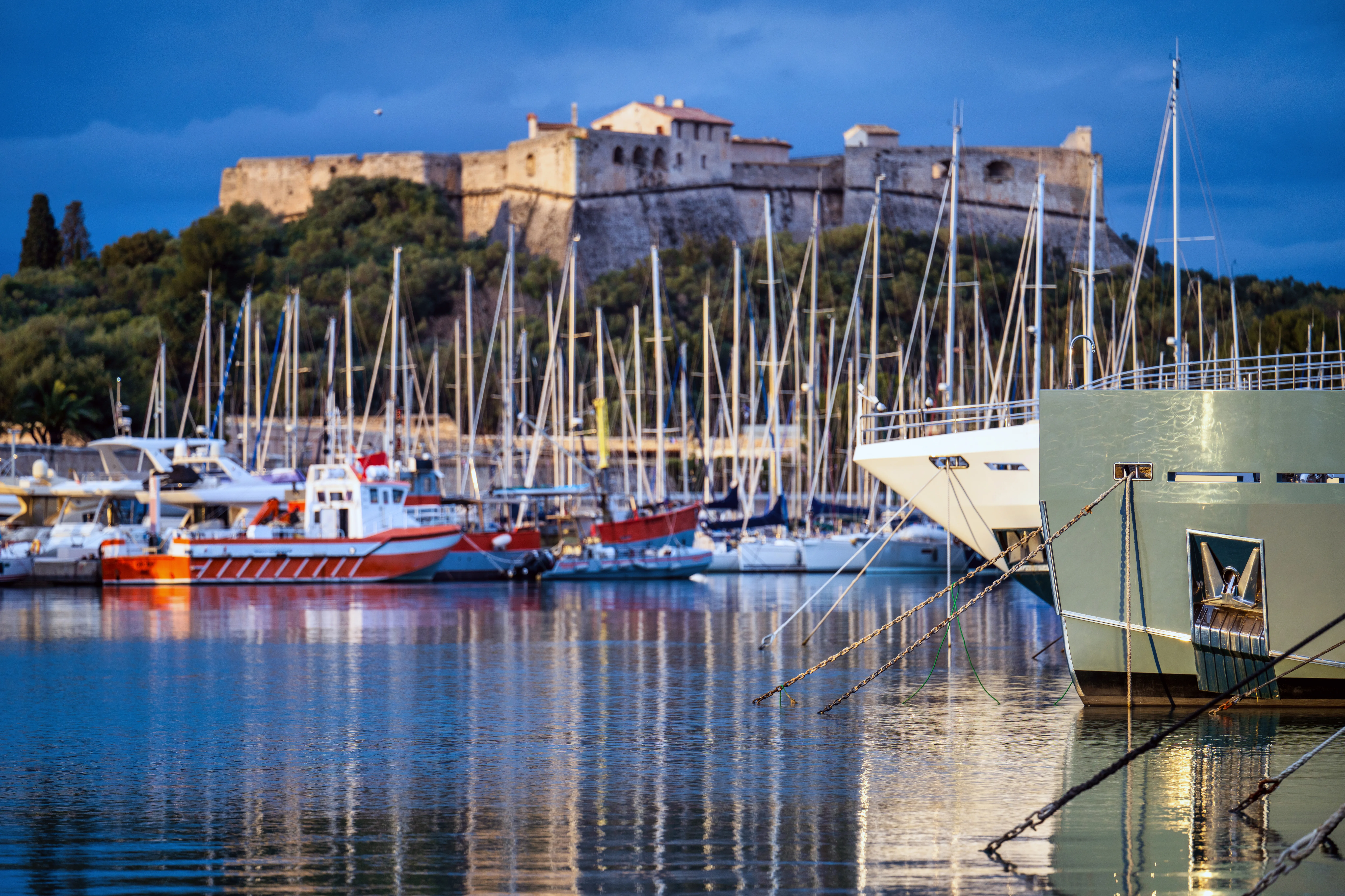 Le port et les remparts d'Antibes sous le ciel bleu